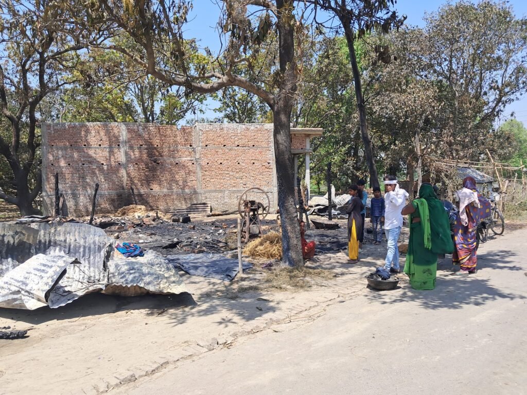 Maharajganj - शार्ट सर्किट से लगी आग, 50 हजार नगदी सहित सब कुछ जल कर खाक