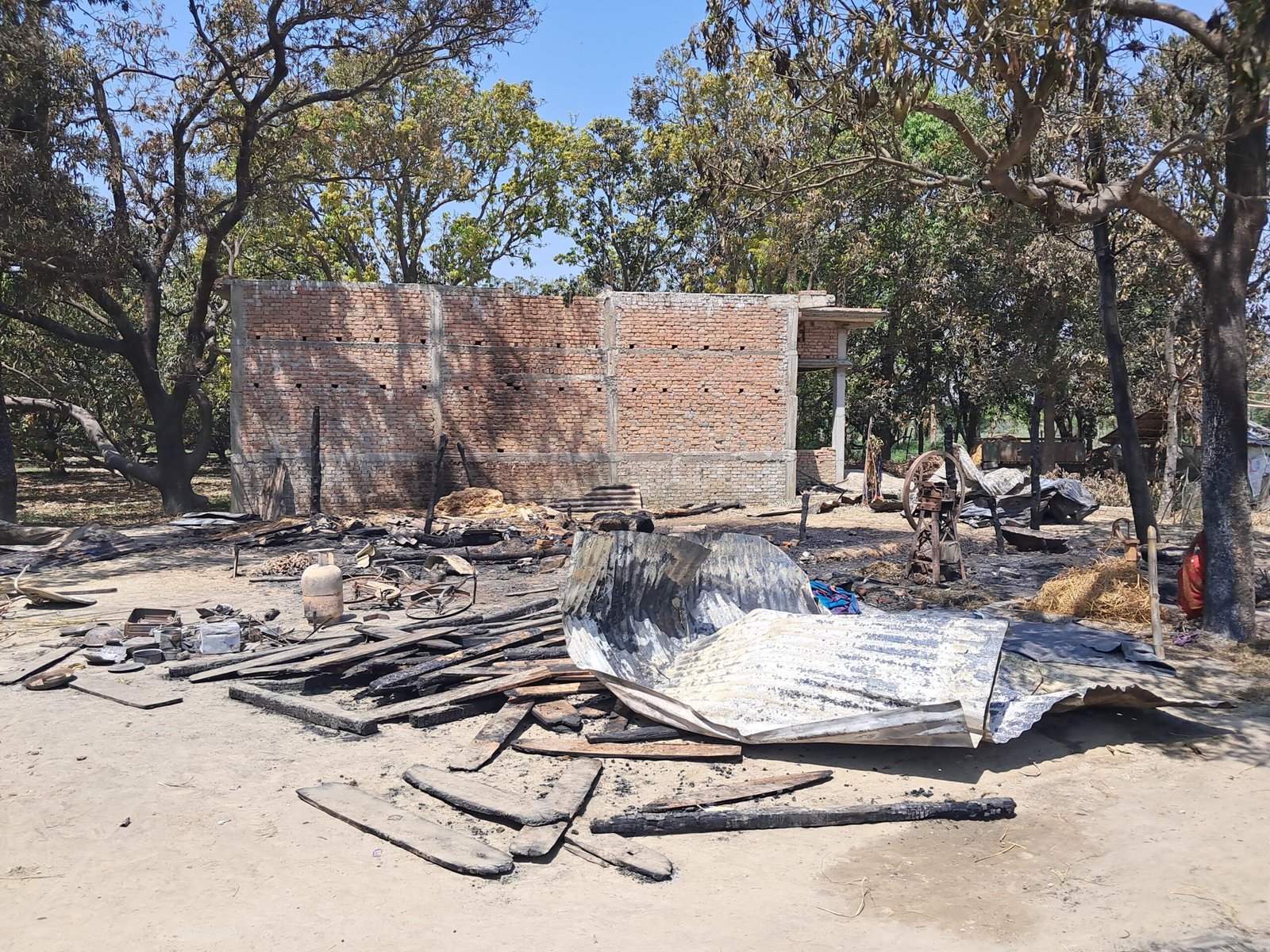 Maharajganj - शार्ट सर्किट से लगी आग, 50 हजार नगदी सहित सब कुछ जल कर खाक