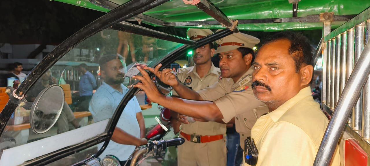 सिसवा में पुलिस ने ई-रिक्शा चालकों का किया सत्यापन
