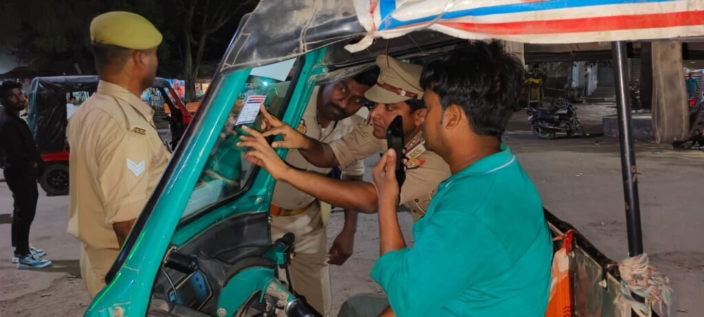 सिसवा में पुलिस ने ई-रिक्शा चालकों का किया सत्यापन