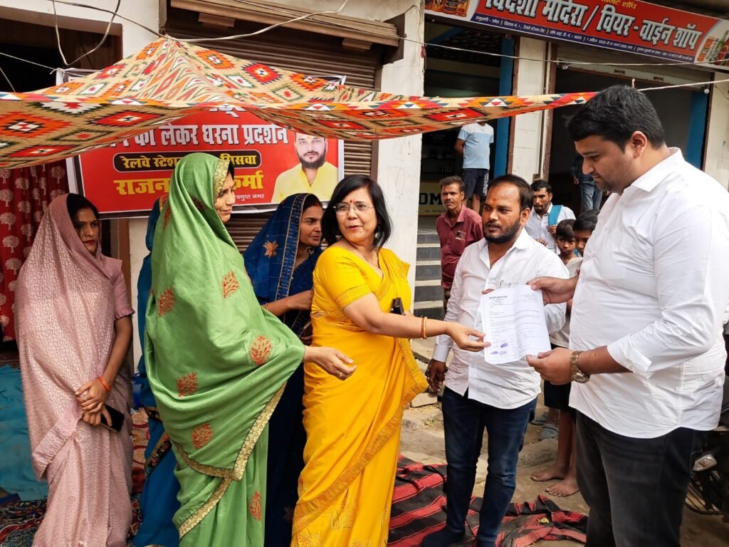 शराब की दुकान हटाने को लेकर दिया धरना, बगल में है कन्या इण्टर कालेज और अस्पताल
