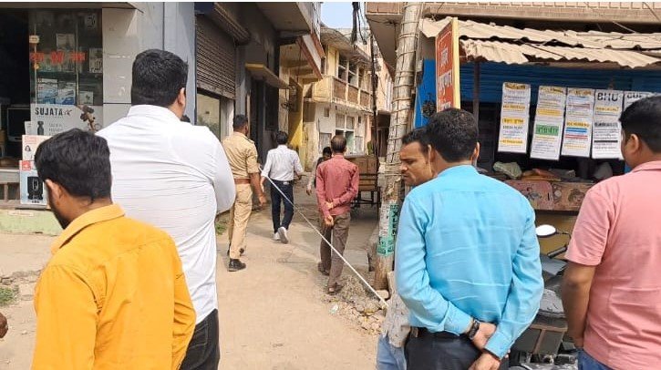 शराब की दुकान हटाने को लेकर दिया धरना, बगल में है कन्या इण्टर कालेज और अस्पताल