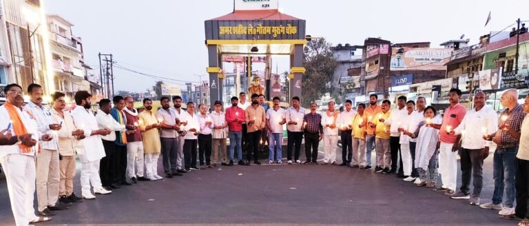 कैंडल जलाकर किया विरोध प्रदर्शन, आतंकवादियों व पाकिस्तान के विरोध में लगाए नारे