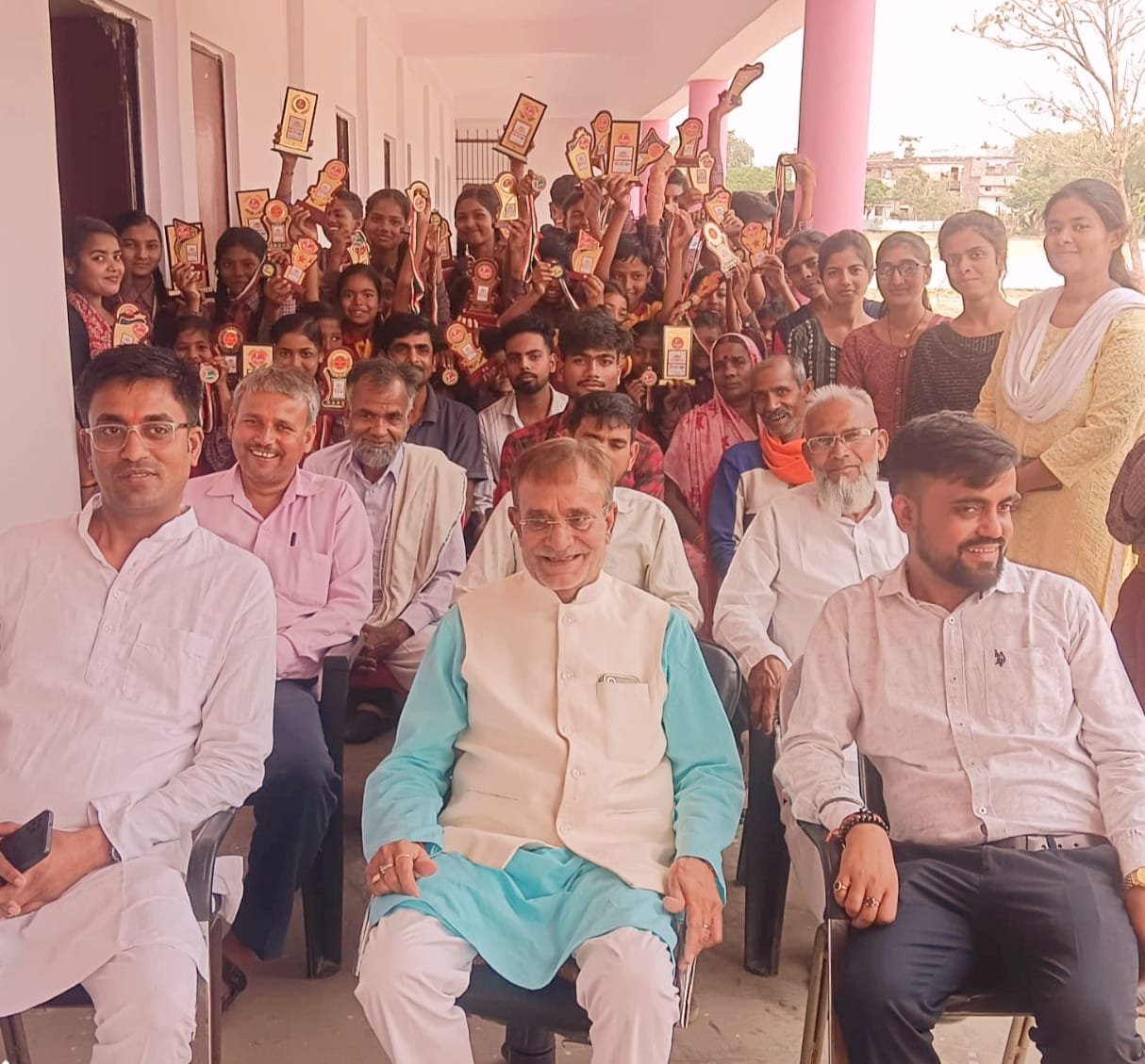देश के भविष्य एवं वर्तमान के टॉपर्स को चौबे वर्ल्ड स्कूल ने किया सम्मानित