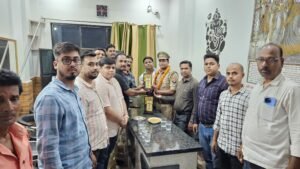 स्वर्णकार संघ ने सिसवा चौकी प्रभारी उमाकांत सरोज को किया सम्मानित