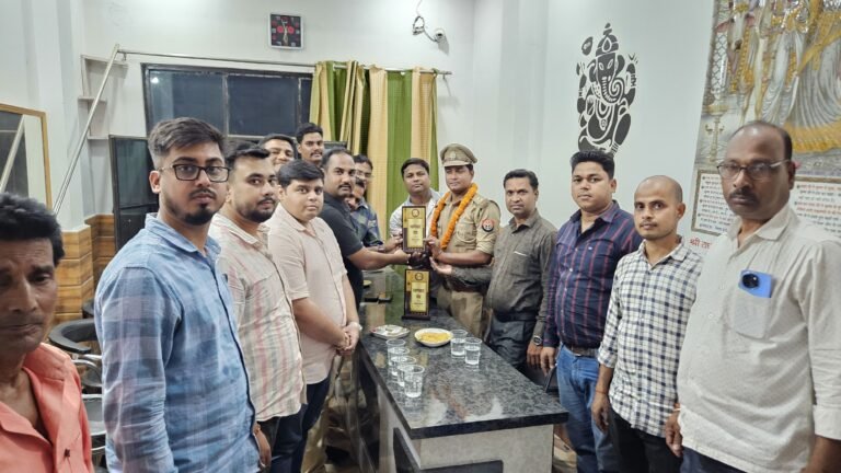 स्वर्णकार संघ ने सिसवा चौकी प्रभारी उमाकांत सरोज को किया सम्मानित