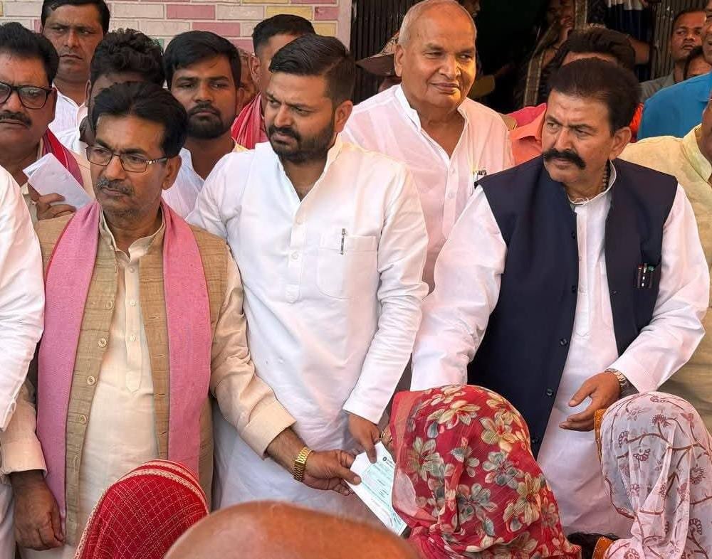 Samajwadi Party handed over the cheque of financial assistance to the dependents of the deceased