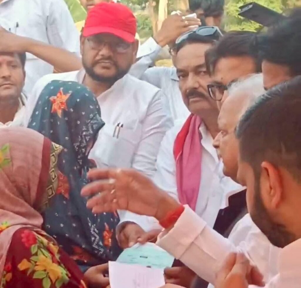 समाजवादी पार्टी ने मृतक आश्रितों को सौंपा आर्थिक सहायता का चेक
