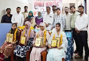Kushinagar- जिला टॉपर आरज़ू खातून हुई सम्मानित