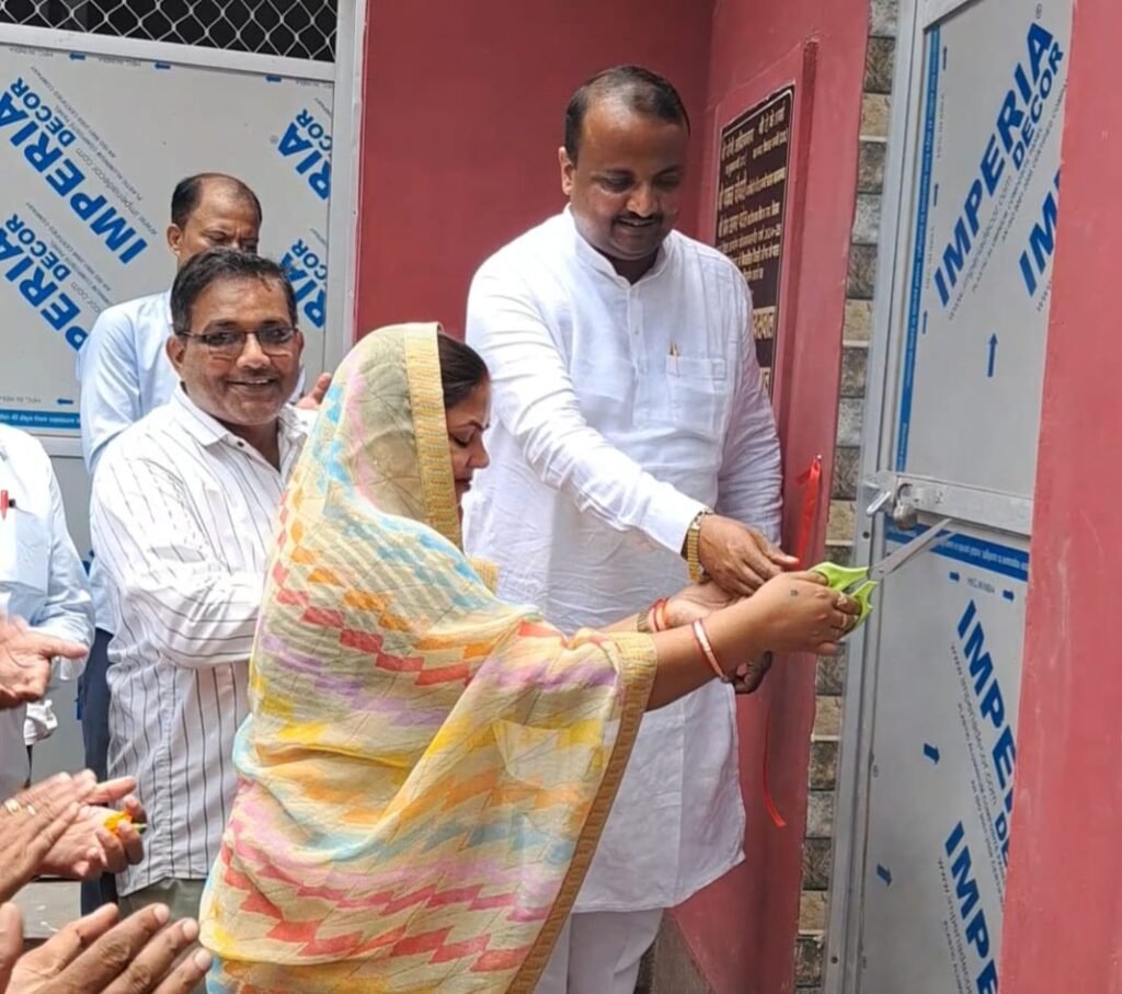सिसवा नगर पालिका: अध्यक्ष शकुंतला जायसवाल ने निचलौल बस स्टेशन पर शुलभ शौचालय का किया उद्घाटन