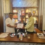 उ.प्र. संगीत नाटक अकादमी का प्रशस्ति पत्र पाकर खिले चेहरे