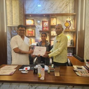 उ.प्र. संगीत नाटक अकादमी का प्रशस्ति पत्र पाकर खिले चेहरे