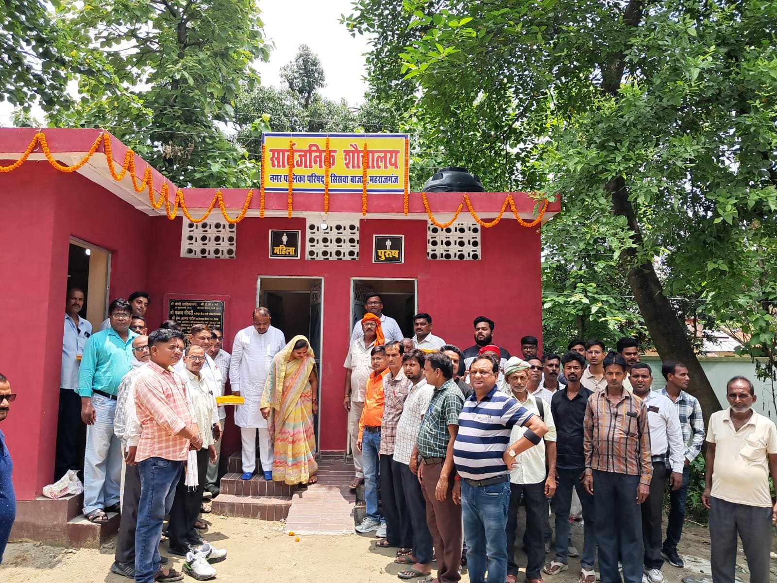 सिसवा नगर पालिका: अध्यक्ष शकुंतला जायसवाल ने निचलौल बस स्टेशन पर शुलभ शौचालय का किया उद्घाटन