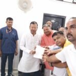सिसवा में वंदे भारत और कामाख्या एक्सप्रेस के ठहराव की उठी मांग, केंद्रीय वित्त राज्यमंत्री को सौंपा पत्रक