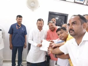 सिसवा में वंदे भारत और कामाख्या एक्सप्रेस के ठहराव की उठी मांग, केंद्रीय वित्त राज्यमंत्री को सौंपा पत्रक
