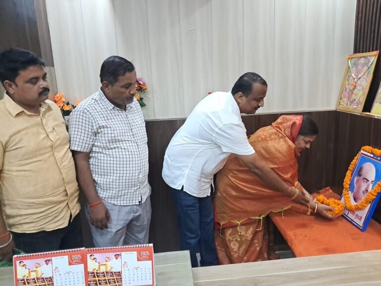 सिसवा नगर पालिका: डॉ. श्यामा प्रसाद मुखर्जी के चित्र पर की गयी पुष्पांजलि व माल्यार्पण, पौधरोपण भी हुआ