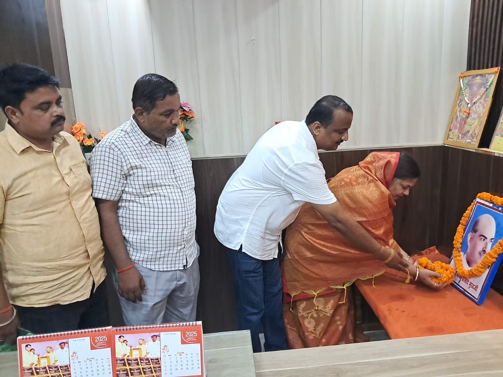 सिसवा नगर पालिका: डॉ. श्यामा प्रसाद मुखर्जी के चित्र पर की गयी पुष्पांजलि व माल्यार्पण, पौधरोपण भी हुआ