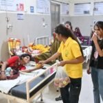 मानवता की मिसाल, कौशल्या ह्यूमैनिटी फाउंडेशन ने मरीजों को बांटे फल