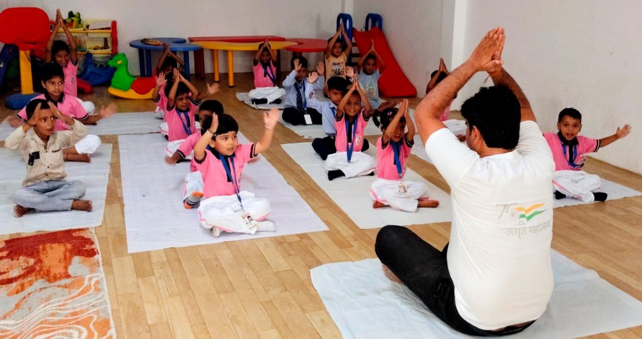 Gorakhpur News- बच्चों में शारीरिक व मानसिक विकास के लिए उपयोगी है योगाभ्यास -कुलदीप पाण्डेय