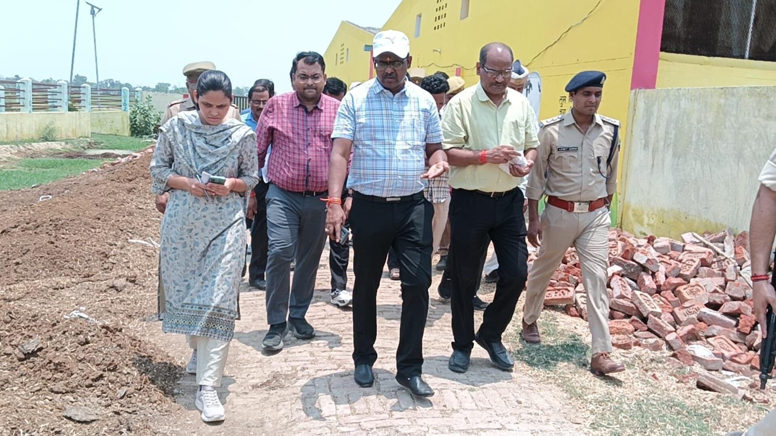 Maharajganj: जिलाधिकारी ने किया गोसदन मधवलिया का निरीक्षण, वृक्षारोपण कर दिया पर्यावरण संरक्षण का संदेश