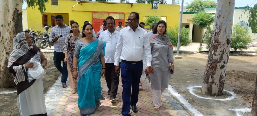 Maharajganj News- जिलाधिकारी पहुँचे पिपरा रसूलपुर, नवप्रवेशी बच्चों का किया स्वागत