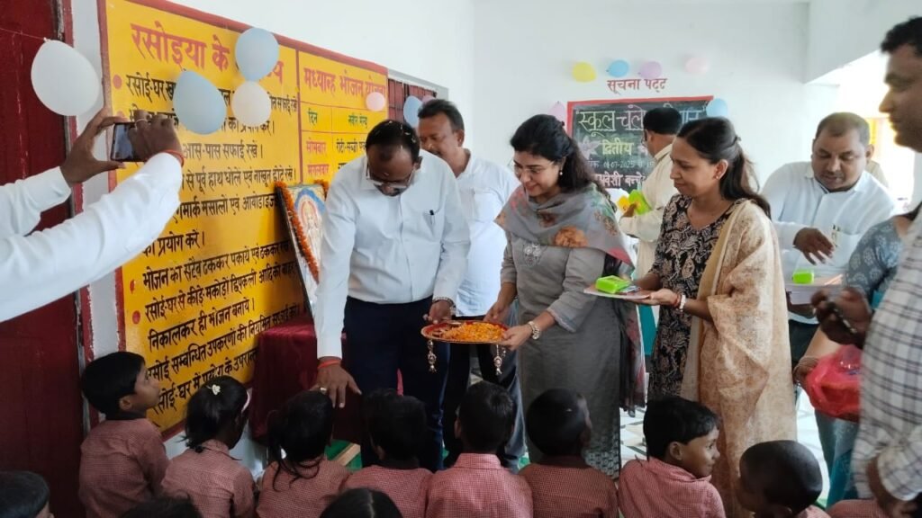 Maharajganj News- जिलाधिकारी पहुँचे पिपरा रसूलपुर, नवप्रवेशी बच्चों का किया स्वागत