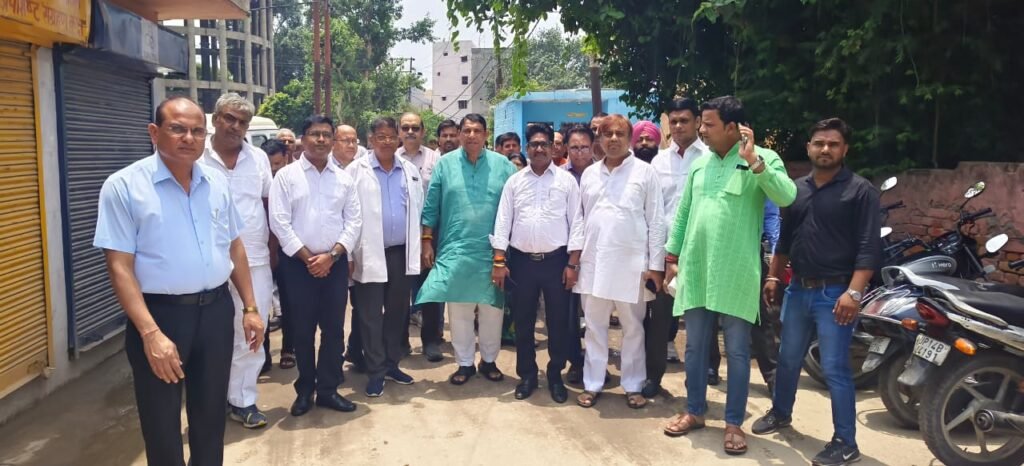 जिला चिकित्सालय में विधायक संजीव शर्मा ने किया सीसी रोड के निर्माण कार्य का उद्घाटन