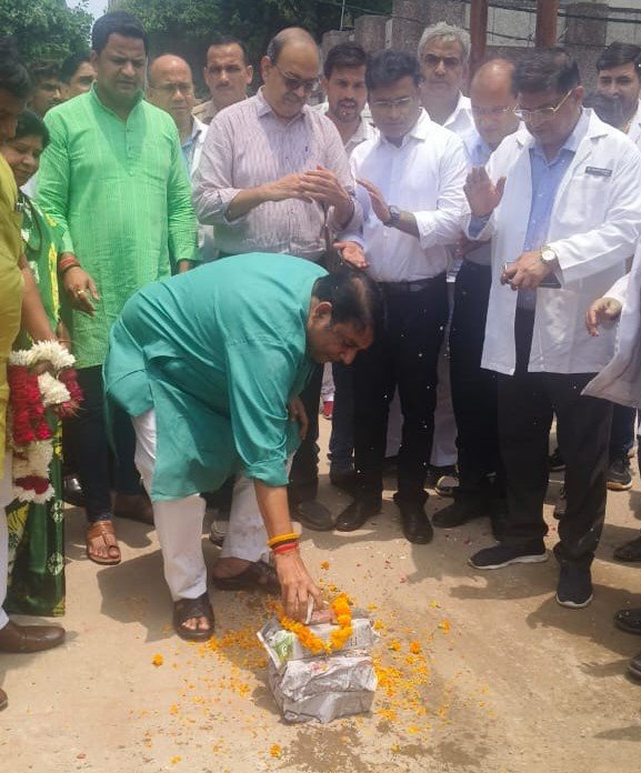 जिला चिकित्सालय में विधायक संजीव शर्मा ने किया सीसी रोड के निर्माण कार्य का उद्घाटन