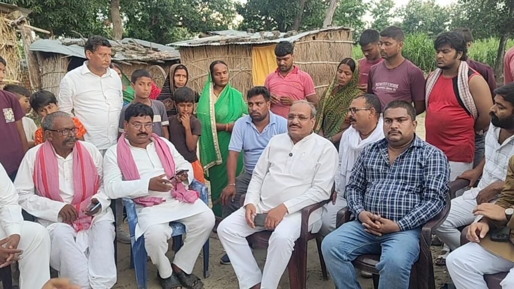 मृतक किसान के परिजनों से मिले सपा नेता, दी आर्थिक सहायता, पूर्व मुख्यमंत्री अखिलेश यादव को दी जानकारी