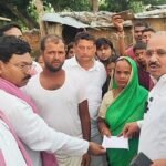 मृतक किसान के परिजनों से मिले सपा नेता, दी आर्थिक सहायता, पूर्व मुख्यमंत्री अखिलेश यादव को दी जानकारी