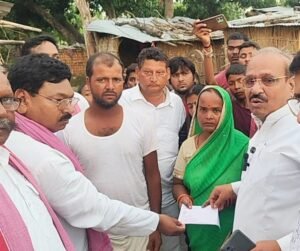 मृतक किसान के परिजनों से मिले सपा नेता, दी आर्थिक सहायता, पूर्व मुख्यमंत्री अखिलेश यादव को दी जानकारी