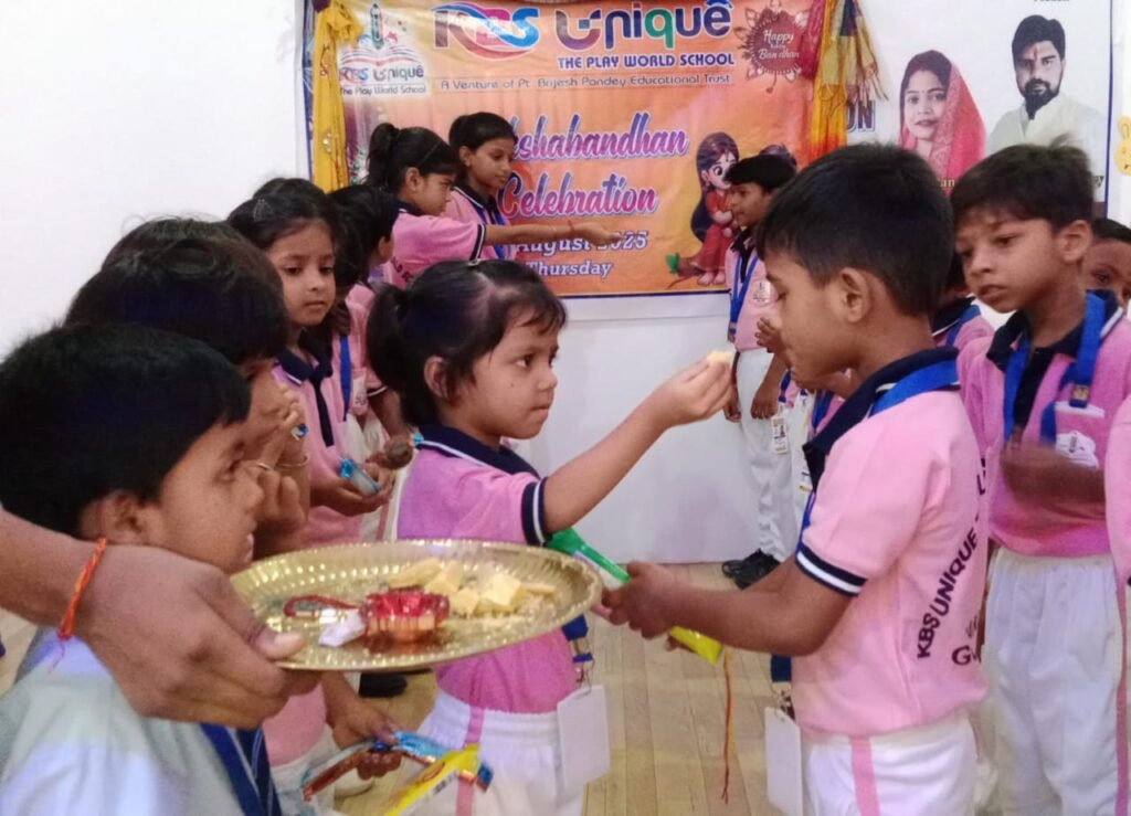 स्कूली बच्चों ने मनाया रक्षाबंधन उत्सव, सहपाठियों को छात्राओं ने बांधी राखी