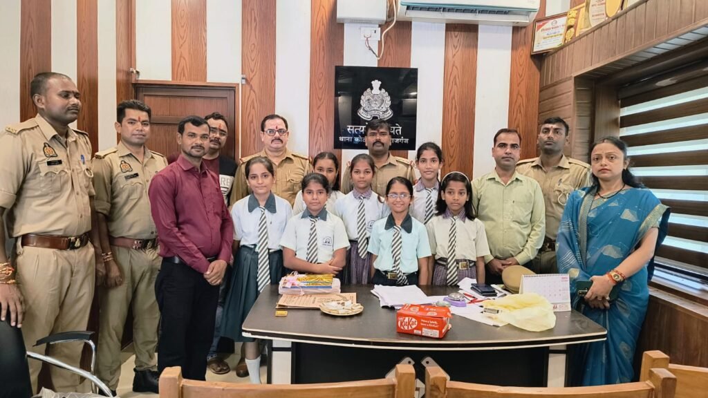 मलवरी कान्वेंट स्कूल की छात्राएं पहुँची कोठीभार थाना, थानाध्यक्ष सहित पुलिसकर्मियों को बाँधी राखी