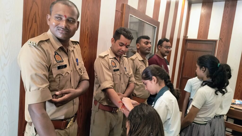 मलवरी कान्वेंट स्कूल की छात्राएं पहुँची कोठीभार थाना, थानाध्यक्ष सहित पुलिसकर्मियों को बाँधी राखी