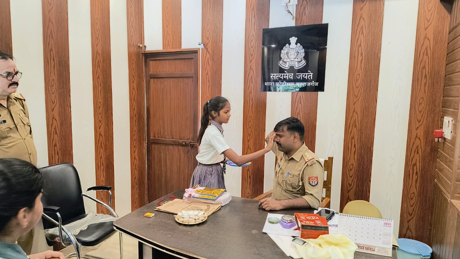 मलवरी कान्वेंट स्कूल की छात्राएं पहुँची कोठीभार थाना, थानाध्यक्ष सहित पुलिसकर्मियों को बाँधी राखी