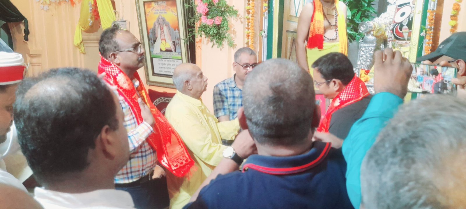 Maharajganj News - जिलाधिकारी पहुँचे बड़हरा महन्थ, भगवान जगन्नाथ का पूजन कर की सबके मंगल की कामना