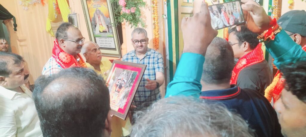 Maharajganj News - जिलाधिकारी पहुँचे बड़हरा महन्थ, भगवान जगन्नाथ का पूजन कर की सबके मंगल की कामना