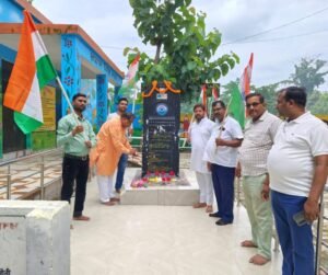 Maharajganj News - शहीद स्मारक पर फूल चढ़ाकर एवं तिरंगा फहराकर वीर शहीदों को किया नमन