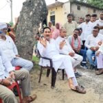 मृतक किसान के घर पहुंचे पूर्व सांसद अखिलेश सिंह, 25 लाख मुआवजा व दोषियों पर कार्यवाही की मांग की