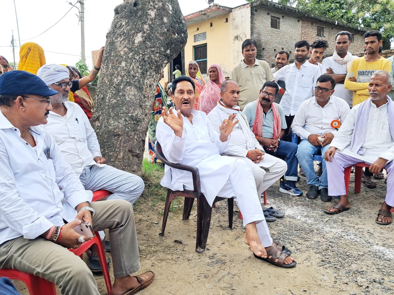 मृतक किसान के घर पहुंचे पूर्व सांसद अखिलेश सिंह, 25 लाख मुआवजा व दोषियों पर कार्यवाही की मांग की