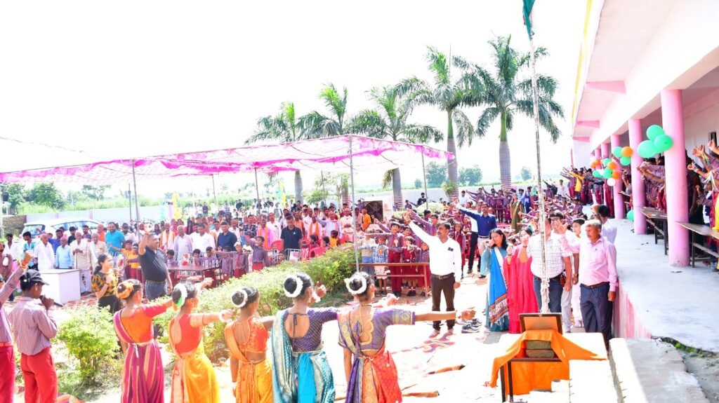 हर्षाेल्लास के साथ चौबे वर्ल्ड स्कूल मे मनाया गया स्वतंत्रता दिवस, अभियोजन अधिकारी अमरनाथ तिवारी ने किया ध्वजारोहण