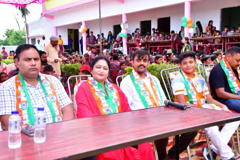 हर्षाेल्लास के साथ चौबे वर्ल्ड स्कूल मे मनाया गया स्वतंत्रता दिवस, अभियोजन अधिकारी अमरनाथ तिवारी ने किया ध्वजारोहण