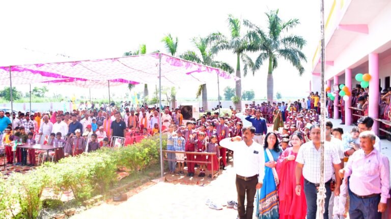 हर्षाेल्लास के साथ चौबे वर्ल्ड स्कूल मे मनाया गया स्वतंत्रता दिवस, अभियोजन अधिकारी अमरनाथ तिवारी ने किया ध्वजारोहण