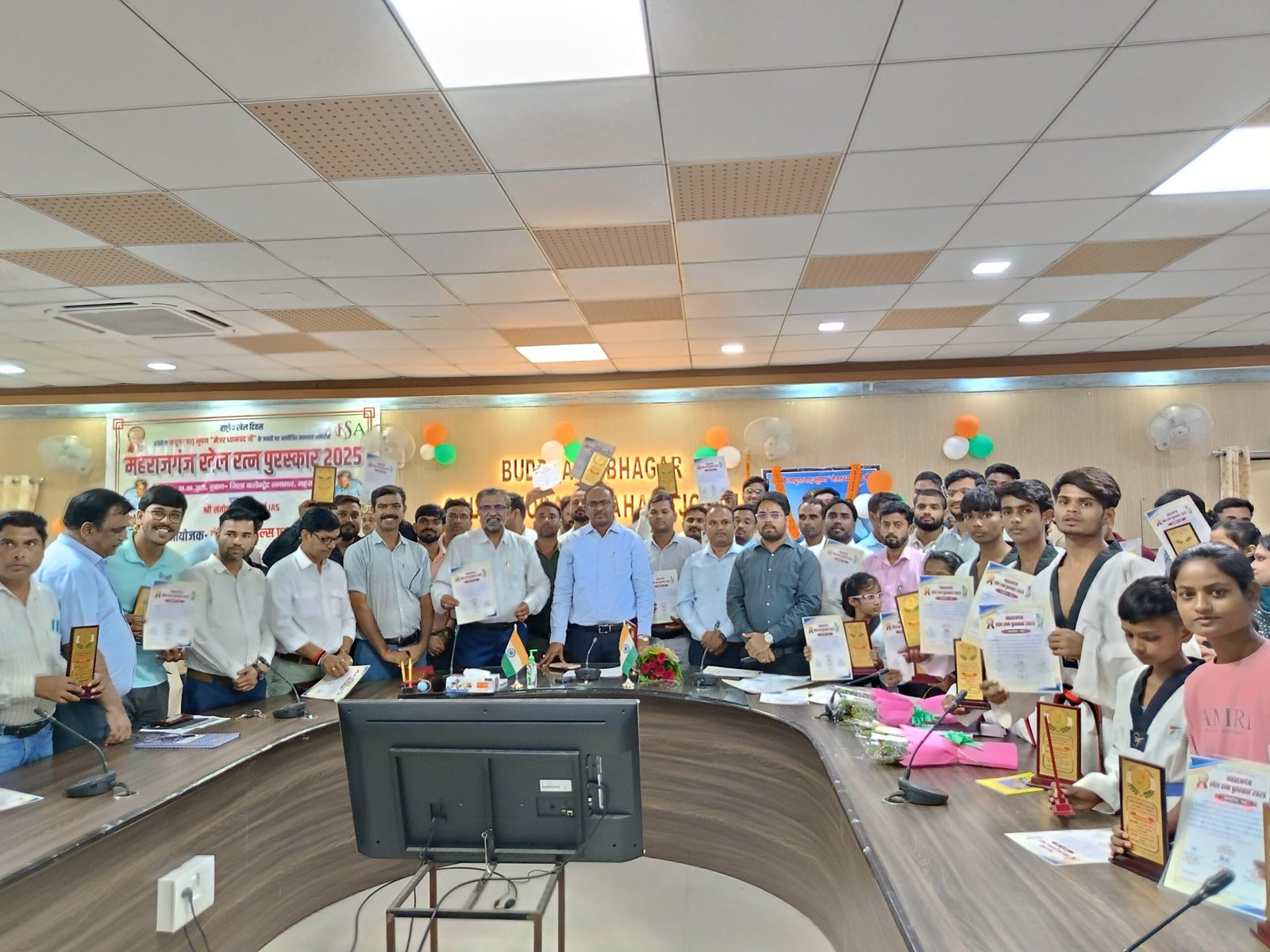Maharajganj News - राष्ट्रीय खेल दिवस पर शिक्षकों और खिलाड़ियों का सम्मान