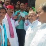 सिसवा विधानसभा के दौरे पर पहुंचे सपा के प्रदेश अध्यक्ष, खाद लेने गए किसान की मौत के बाद परिजनों से मिले, सौंपा 1 लाख का चेक, पूर्व मंत्री सुशील टिबड़ेवाल भी रहे साथ