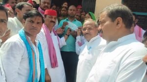सिसवा विधानसभा के दौरे पर पहुंचे सपा के प्रदेश अध्यक्ष, खाद लेने गए किसान की मौत के बाद परिजनों से मिले, सौंपा 1 लाख का चेक, पूर्व मंत्री सुशील टिबड़ेवाल भी रहे साथ