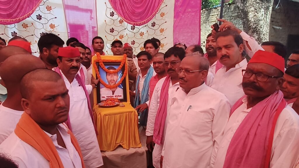 सिसवा विधानसभा के दौरे पर पहुंचे सपा के प्रदेश अध्यक्ष, खाद लेने गए किसान की मौत के बाद परिजनों से मिले, सौंपा 1 लाख का चेक, पूर्व मंत्री सुशील टिबड़ेवाल भी रहे साथ