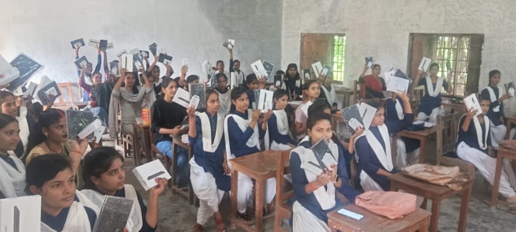 किसान आदर्श कन्या महाविद्याल में टेबलेट का हुआ वितरण, छात्राओं के खिले चेहरे