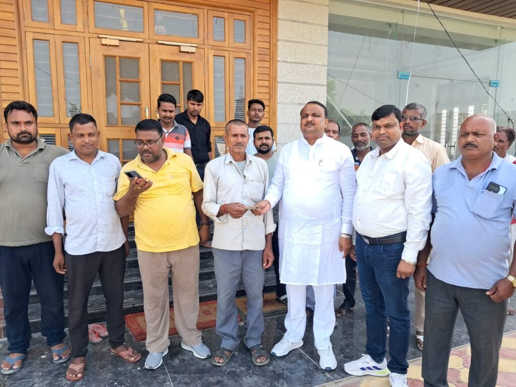 Siswa Nagar Palika - गिरजेश जायसवाल ने पीड़ित किसान को 20 हजार की दी आर्थिक सहायता, करंट से भैंस की हुई थी मौत
