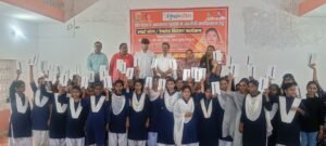 किसान आदर्श कन्या महाविद्याल में टेबलेट का हुआ वितरण, छात्राओं के खिले चेहरे